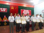Lãnh đạo UBND xã Gio Sơn trao giấy khen cho tập thể các thôn đạt nhiều thành tích trong xây dựng nông thôn mới.