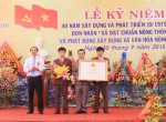 Đồng chí Phó Chủ tịch UBND tỉnh Nguyễn Quân Chính trao bằng chứng nhận xã đạt chuẩn Nông thôn mới cho xã Tân Hợp