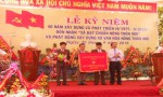 Đ/c Nguyễn Quân Chính- PTC UBND tỉnh trao bằng công nhận xã đạt chuẩn nông thôn mới năm 2015 cho xã Tân Hợp, huyện Hướng Hóa