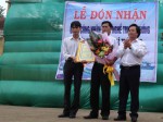 Ông Trần Thanh Hiền, Phó giám đốc Sở Nông nghiệp và PTNT trao bằng công nhận cho làng nghề truyền thống nước mắm Gia Đẳng, xã Triệu Lăng