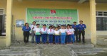 Đại diện BCH Đoàn Sở NN&PTNT trao quà cho các học sinh nghèo  xã Cam Cam Thủy