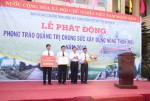 Đồng chí Hà Sỹ Đồng, Phó Chủ tịch UBND tỉnh trao bằng khen của UBND tỉnh cho cán bộ và nhân dân xã Triệu Thành vì đã có thành tích tiêu biểu trong phong trào xây dựng NTM