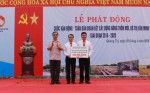 Ông Nguyễn Đức Chính trao tượng trưng 30 nhà đại đoàn kết cho xã Gio An.
