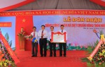 Đồng chí Hà Sỹ Đồng, Phó Chủ tịch UBND tỉnh trao bằng công nhận xã đạt chuẩn nông thôn mới cho xã Hải Lệ