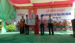 Đồng chí Thái Văn Thành, Phó Chủ tịch UBND huyện Vĩnh Linh trao bằng công nhận xã đạt chuẩn NTM cho xã Vĩnh Nam