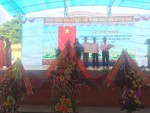 Bà Hồ Thị Lệ Hà trao bằng công nhận “ Xã đạt chuẩn nông thôn mới năm 2016” cho đại diện lãnh đạo xã Tân Long.