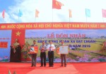 Ông Hà Sỹ Đồng – PCT UBND tỉnh trao bằng công nhận đạt chuẩn nông thôn mới năm 2016 cho xã Hải Tân