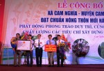 Đồng chí Hà Sỹ Đồng, Phó Chủ tịch UBND tỉnh trao bằng công nhận xã đạt chuẩn NTM cho xã Cam Nghĩa