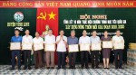 Đồng chí Phan Ngọc Tư – Bí thư huyện ủy Vĩnh Linh trao thưởng cho các tập thể có nhiều thành tích trong xây dựng nông thôn mới
