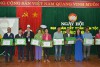 Bí thư Tỉnh ủy, Chủ tịch HĐND tỉnh Nguyễn Văn Hùng trao quà cho các hộ gia đình có hoàn cảnh khó khăn trên địa bàn xã Hải Lâm, huyện Hải Lăng