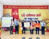 Lãnh đạo xã Triệu Long đón nhận Bằng công nhận xã đạt chuẩn nông thôn mới và phần thưởng 300 triệu đồng của UBND tỉnh
