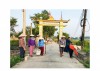 Hội viên phụ nữ xã Triệu Trạch, huyện Triệu Phong tham gia xây dựng tuyến đường hoa tại làng Bồ Bản