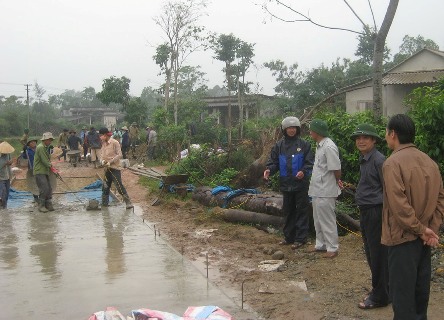 Giám sát việc xây dựng đường bê tông nông thôn ở Vĩnh Lâm