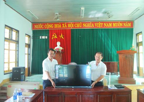 Đ/c Thiếu tướng Lê Công Dung-Giám đốc Công an tỉnh tặng quà cho UBND xã Triệu Đại trong chuyến kiểm tra tình hình thực hiện Chương trình xây dựng NTM trên địa bàn xã