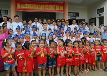 Chủ tịch nước Trương Tấn Sang cùng các cháu thiếu nhi xã Vĩnh Thạch, huyện Vĩnh Linh.