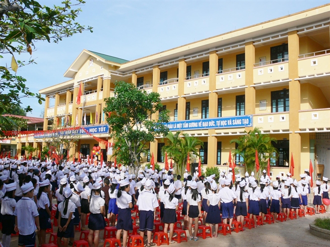 Buổi chào cờ đầu tuần tại trường Tiểu học Hàm Nghi