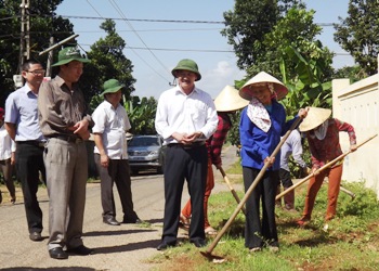Phó Chủ tịch UBND tỉnh Nguyễn Quân Chính thăm hỏi, động viên bà con tham gia xây dựng NTM