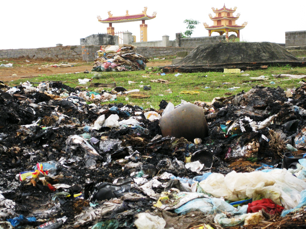 Bãi rác nằm ngay nghĩa trang tiếp giáp giữa 3 xã Vĩnh Tân, Vĩnh Quang, Vĩnh Thạch của huyện Vĩnh Linh là một trong những điểm ô nhiễm.
