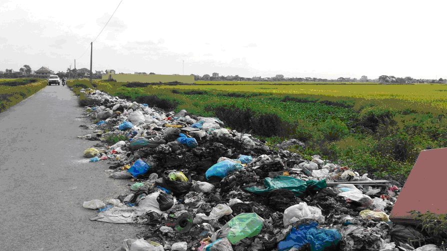 Cảnh rác thải trên đường xã Gia Xuyên, Gia Lộc, Hải Dương