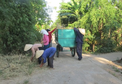 Phụ nữ xã Triệu Trạch ra quân làm vệ sinh môi trường ở thôn xóm