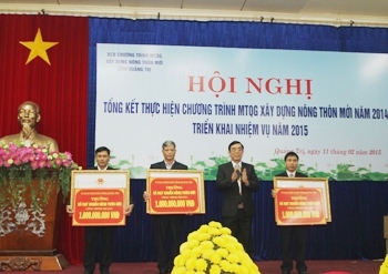 Chủ tịch UBND tỉnh Nguyễn Đức Chính tặng bằng khen và phần thưởng bằng công trình cho 3 xã Vĩnh Thủy, Vĩnh Kim và Vĩnh Thạch đạt chuẩn nông thôn mới năm 2014