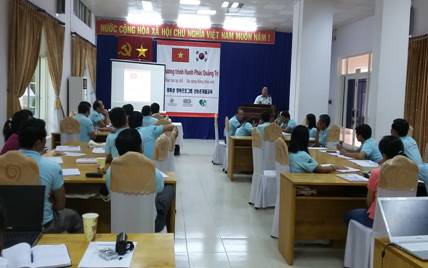 Đồng chí Hồ Xuân Hùng – Cố vấn BCĐ nông thôn mới Trung ương trình  bày tại lớp tập huấn