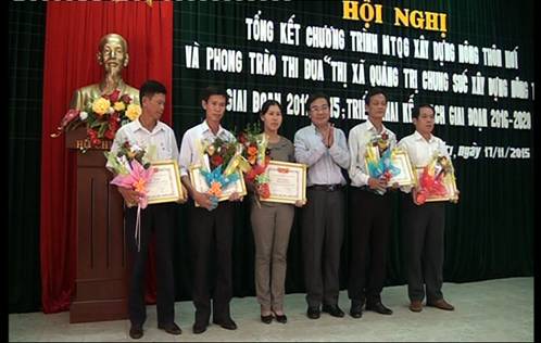 Đồng chí Văn Ngọc Lãm Phó chủ tịch UBND thị xã, Phó Trưởng Ban thường trực  BCĐ nông thôn mới thị xã trao giấy khen cho các tập thể và cá nhân