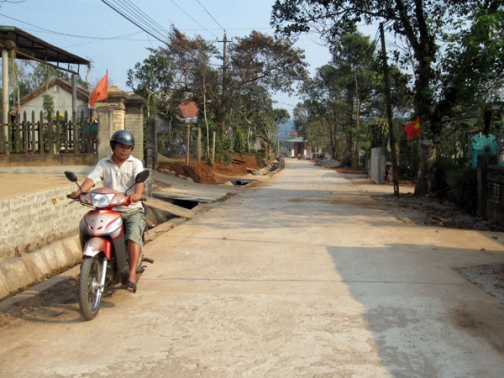Những con đường bê tông xuất hiện ngày càng nhiều ở các vùng nông thôn huyện Hướng Hóa. Ảnh: Ngọc Vũ