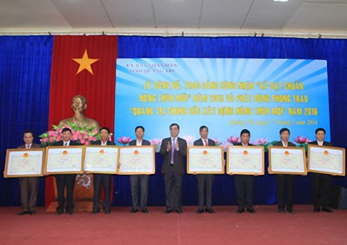 Đồng chí Chủ tịch UBND tỉnh Nguyễn Đức Chính trao bằng công nhận xã đạt chuẩn NTM năm 2015 cho các địa phương