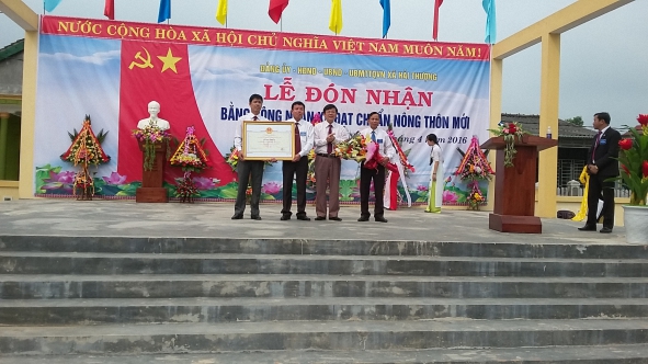 Phó chủ tịch UBND tỉnh Nguyễn Hữu Dũng trao bằng công nhận đạt chuẩn nông thôn mới cho xã Hải Thượng