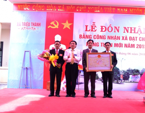 Đồng chí Hà Sỹ Đồng, Phó Chủ tịch UBND tỉnh trao bằng công nhận xã đạt chuẩn NTM cho xã Triệu Thành