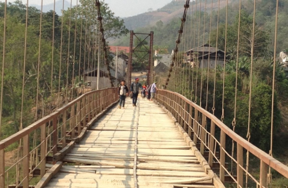 Cầu treo xã Lý Bôn - Đức Hạnh (huyện Bảo Lâm, Cao Bằng) được xây dựng từ năm 2002 hiện đã xuống cấp. Ảnh: I.T.