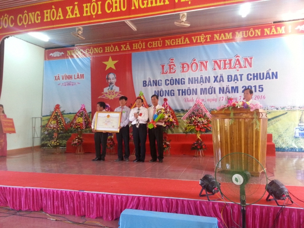 Đồng chí Hà Sỹ Đồng, Phó Chủ tịch UBND tỉnh trao bằng công nhận xã đạt chuẩn NTM cho xã Vĩnh Lâm