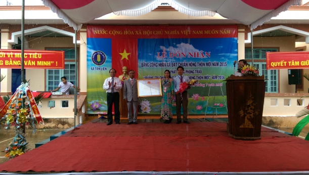 Đồng chí Võ Thanh, Chủ tịch UBND huyện Hướng Hóa trao bằng công nhận đạt chuẩn nông thôn mới cho xã Tân Liên
