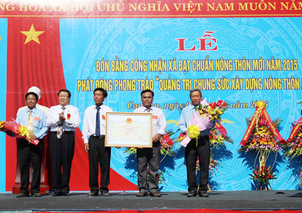 Ông Hà Sỹ Đồng, Phó Chủ tịch UBND tỉnh- Phó trưởng ban thường trực Ban chỉ đạo NTM tỉnh trao bằng công nhận xã đạt chuẩn cho xã Cam An