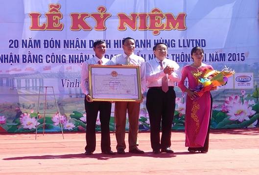 Đ/c Hà Sỹ Đồng – PCT UBND tỉnh trao bằng “Xă đạt chuẩn nông thôn mới” cho xă Vĩnh Thành