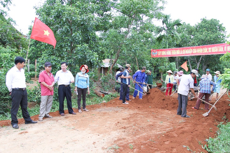Nông dân Cam Lộ hưởng ứng phong trào xây dựng nông thôn mới