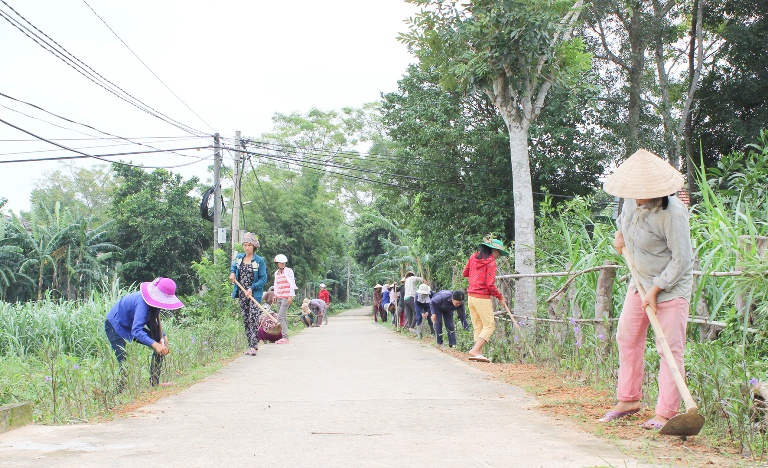 Phụ nữ xã Cam Thủy tham gia vệ sinh đường làng ngõ xóm, xây dựng nông thôn mới