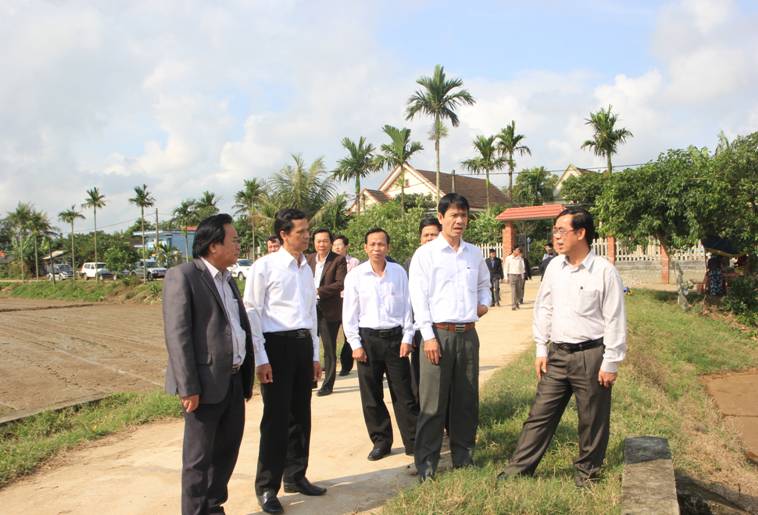 Chủ tịch UBND tỉnh Nguyễn Đức Chính kiểm tra các mô hình phát triển sản xuất ở xã Hải Thượng, huyện Hải Lăng