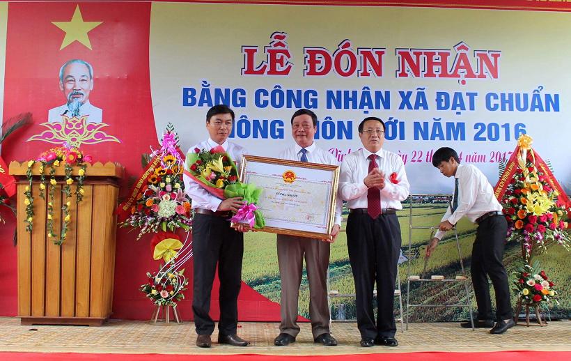 Đồng chí Hà Sỹ Đồng, Phó Chủ tịch UBND tỉnh, Phó Trưởng Ban chỉ đạo các chương trình MTQG tỉnh trao bằng công nhận xã đạt chuẩn nông thôn mới cho xã Vĩnh Tân