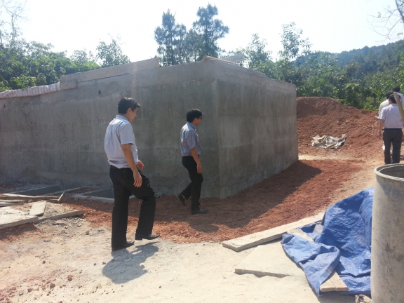 Kiểm tra công trình nước sạch ở xã Cam Thủy