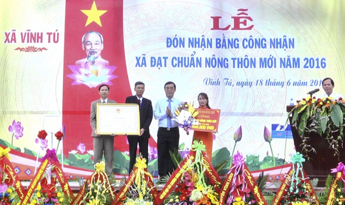 Đồng chí Nguyễn Đức Chính, Chủ tịch UBND tỉnh trao Bằng công nhận xã đạt chuẩn NTM năm 2016 cho xã Vĩnh Tú