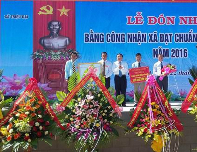 Đồng chí Phó Chủ tịch UBND tỉnh Hà Sỹ Đồng trao bằng công nhận Xã nông thôn mới cho xã Triệu Đại