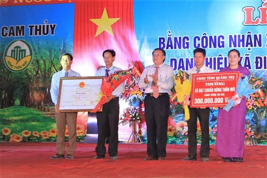 Đồng chí Phó Chủ tịch UBND tỉnh Hà Sỹ Đồng trao bằng công nhận Xã đạt chuẩn nông thôn mới cho xã Cam Thủy