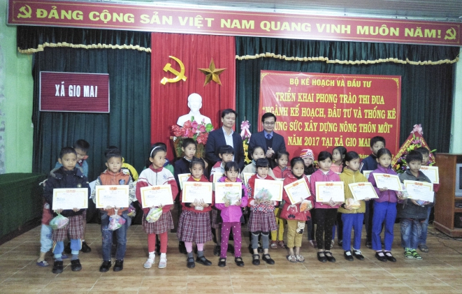 Đại diện Bộ KH&ĐT trao học bổng cho các cháu học sinh xã Gio Mai, Gio Linh