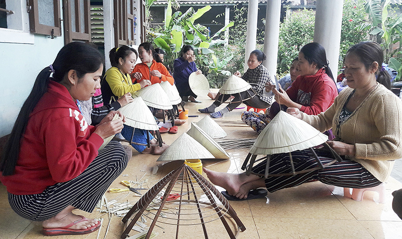 Làm nón tại Tổ Hợp tác nón lá Trà Lộc, Hải Xuân, Hải Lăng