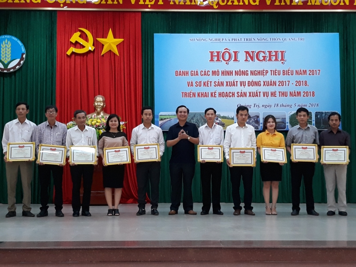 Ông Võ Văn Hưng, Giám đốc Sở Nông nghiệp và PTNT trao bằng khen cho các đơn vị có mô hình sản xuất tiêu biểu năm 2017
