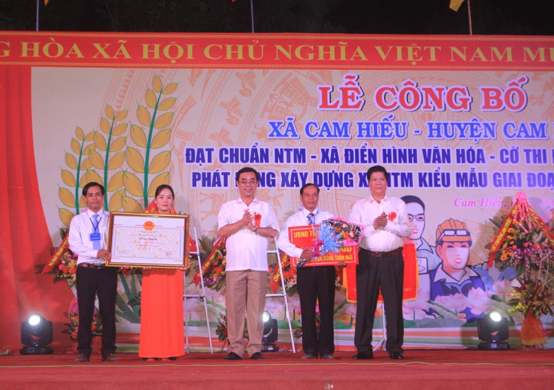 Chủ tịch UBND tỉnh Nguyễn Đức Chính và Trưởng Ban Nội chính Tỉnh ủy Phan Văn Phụng trao bằng công nhận xã đạt chuẩn NTM cho xã Cam Hiếu