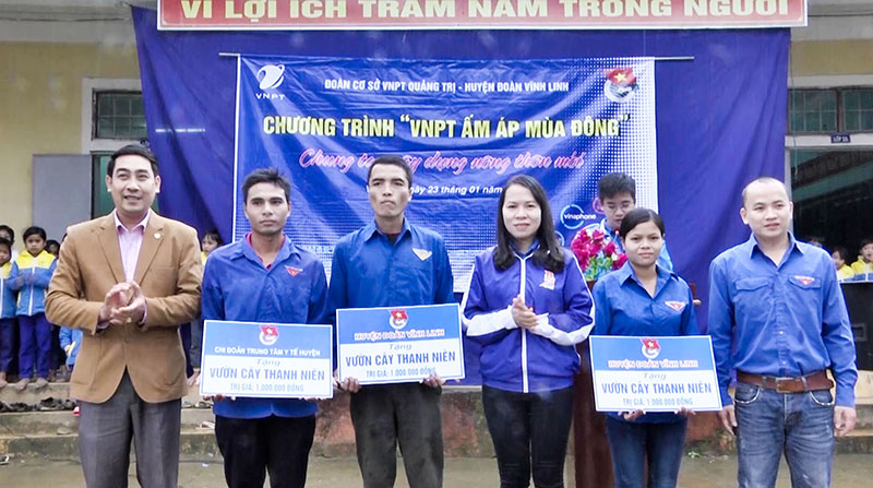 Huyện đoàn Vĩnh Linh trao hỗ trợ vườn cây giống cho các gia đình thanh niên ở xã Vĩnh Ô