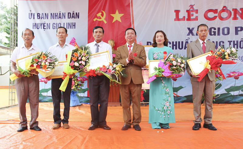 Lãnh đạo UBND xã Gio Phong tặng giấy khen cho các tập thể, cá nhân có thành tích trong xây dựng NTM